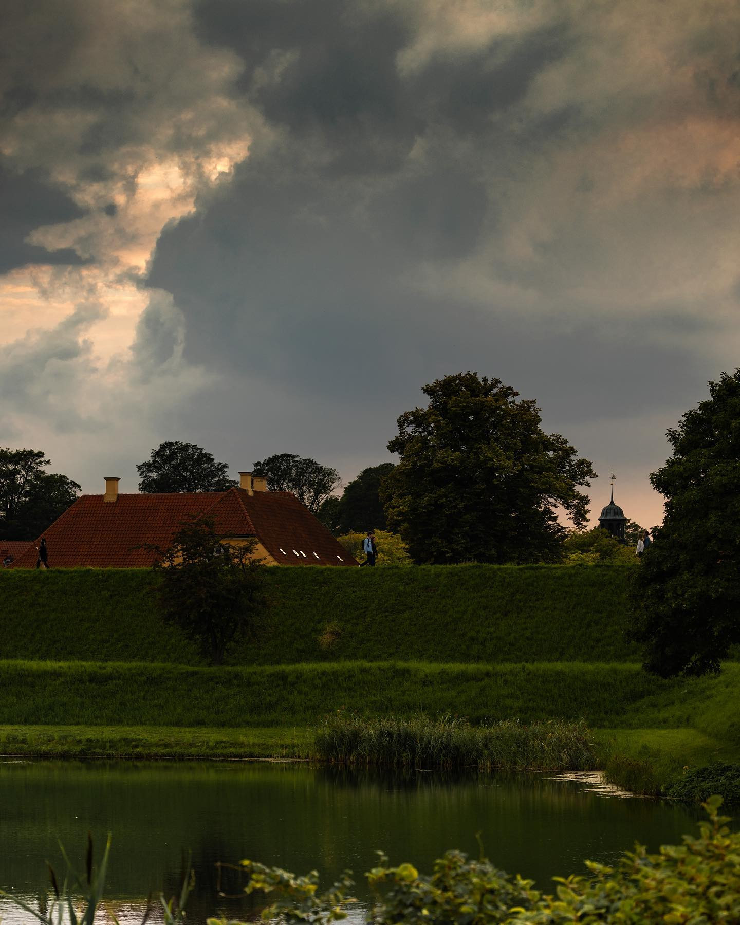 Evening stroll in my hood as the setting sun turns Kastellet into a Golden Age painting. #canoneosr6markii #eosr6markii #canon100500rf
