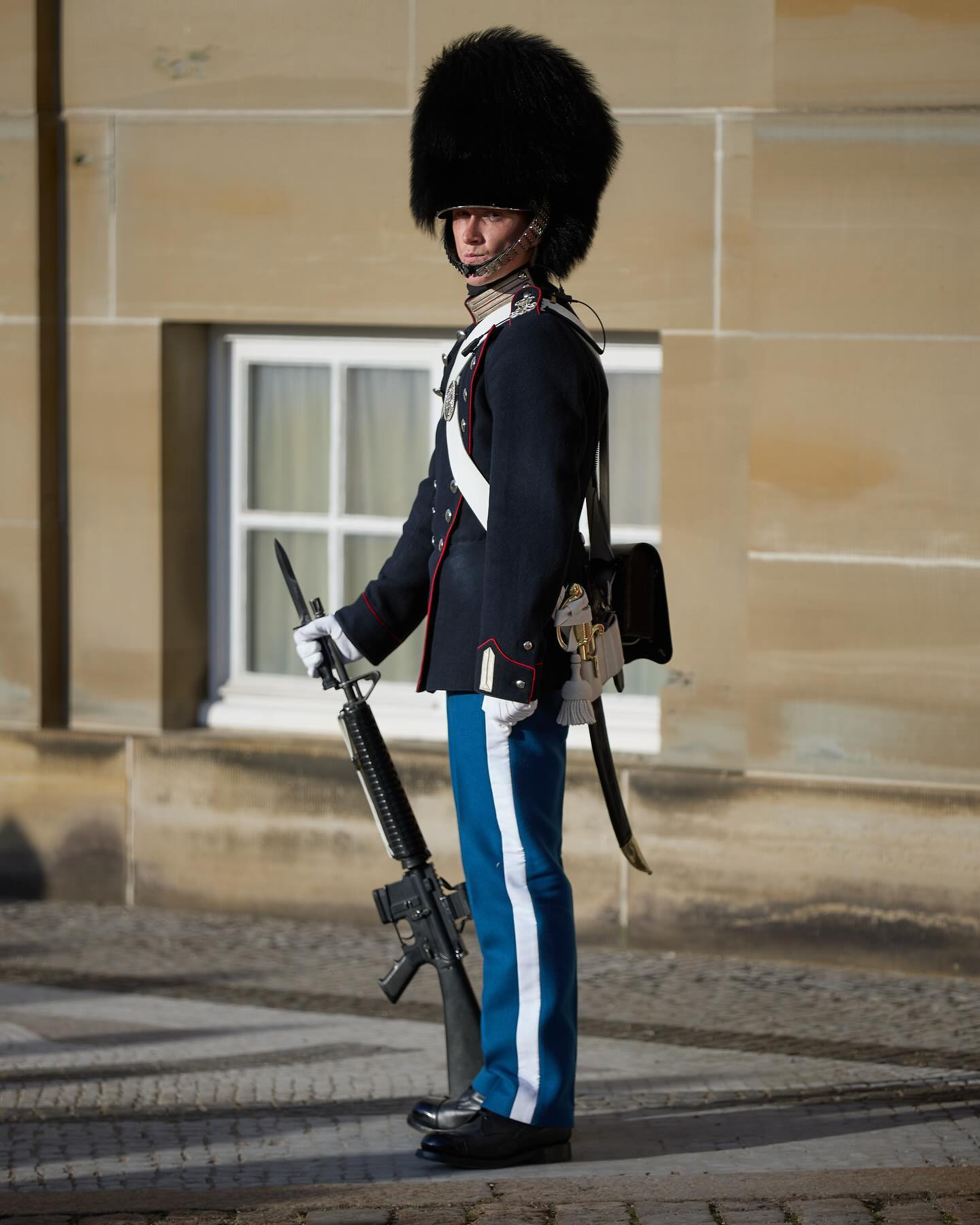 Changing of the Royal Guards, King’s Palace. A cold but sunny day in the hood. #canoneosr6markii #eosr6markii #canonef70200mm